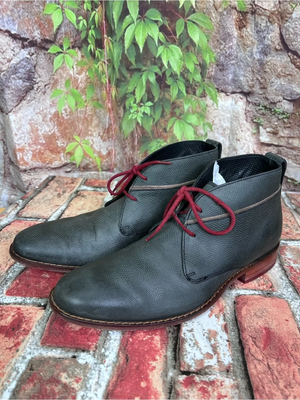 COLE HAAN Men's Gray Pebbled Lace-Up Chukka Boots with Nike Air, 8.5